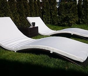 Rattan napozóágy párnával rattan napozóágy párnákkal és asztallal