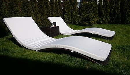 rattan napozóágy párnákkal és asztallal